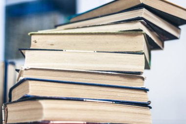 Kitap yığını eğitim geçmişi, kopyasıyla dolu bir sürü kitap. 