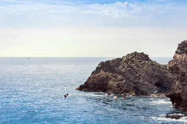 Los niños nadan en el mar cerca de las rocas del Cíclope, pilas de mar i — Foto de Stock