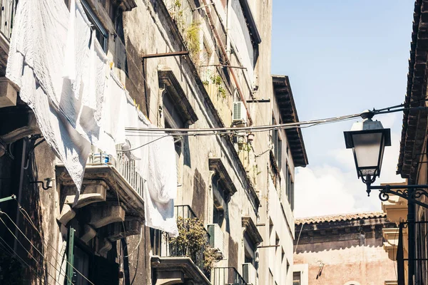 Krásné město Itálie, historická ulice Catania, Sici — Stock fotografie