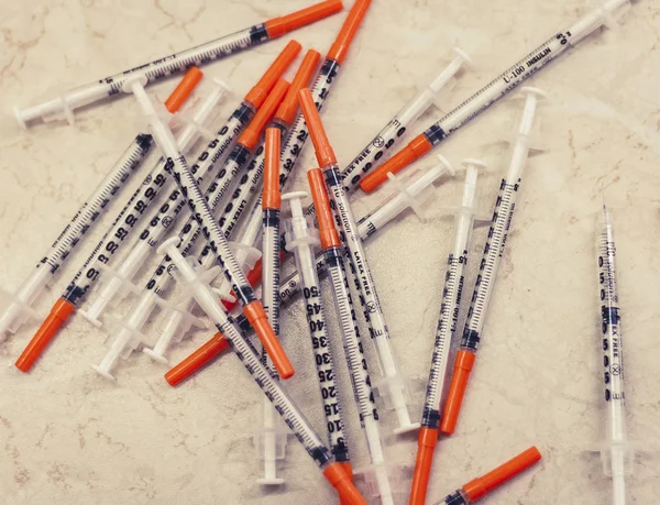 Högen med medicinska sprutor för insulin för diabetes . — Stockfoto
