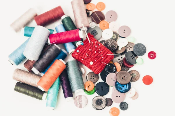 Almohadilla de aguja de punto rojo para costura, botones de costura y color th — Foto de Stock