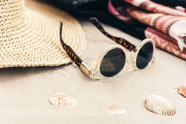 Ročník letní proutí slámy plážový pytel, sluneční brýle, klobouk, cover-u — Stock fotografie