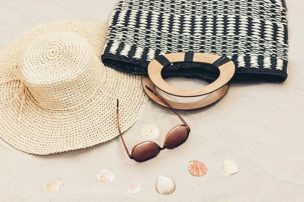 Sombrero de paja, bolso y gafas de sol en una playa tropical  . —  Fotos de Stock