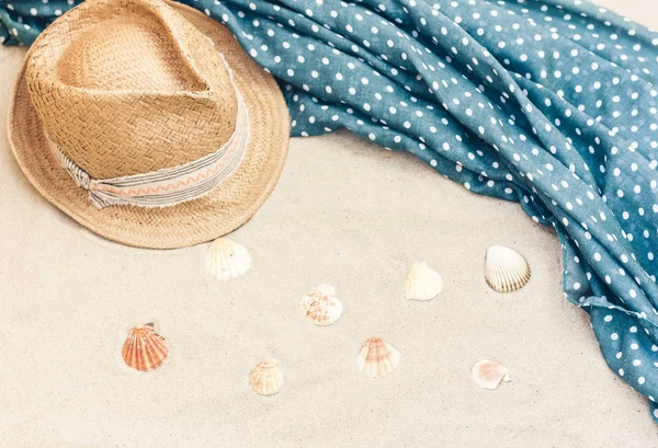 旧式夏季柳条草制海滩帽和遮盖式海滩服 — 图库照片