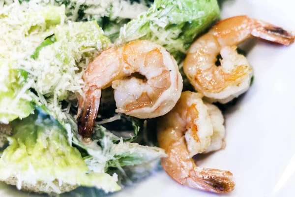 Σαλάτα Caesar με γαρίδες σε λευκό πιάτο στο εστιατόριο. — Φωτογραφία Αρχείου