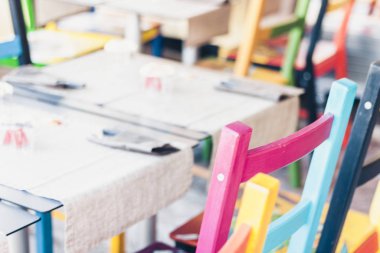 Tao 'daki bir kafede terasta çok renkli sandalyeli masalar.