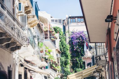 Taormina 'daki eski barok binasının ön duvarı, geleneksel yay.