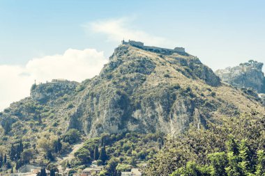 Taormina, Sicilya, İtalya 'dan dağların ve kalenin manzarası.