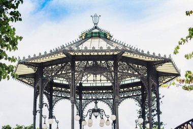 Giardino Bellini 'deki çardak, Catania, Sic' teki ünlü halk bahçesi.
