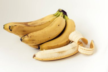 Beyaz arka planda taze olgun muzlar, vejetaryen konsepti.