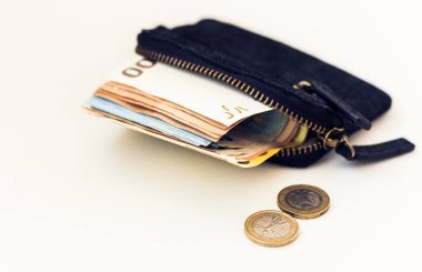 Siyah süet deri cüzdan, beyaz arka planda izole edilmiş.