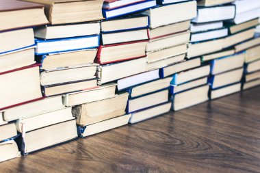 Kitap yığını eğitim geçmişi, kopyasıyla dolu bir sürü kitap. 