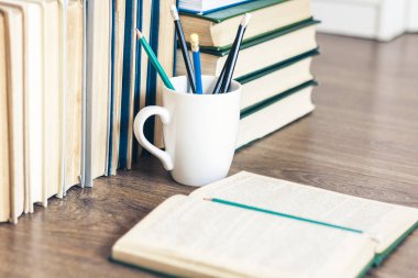 Kitap yığını, kalem, açık kitap, gözlük, eğitim için arkaplan