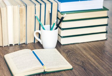 Kitap yığını, kalem, açık kitap, gözlük, eğitim için arkaplan