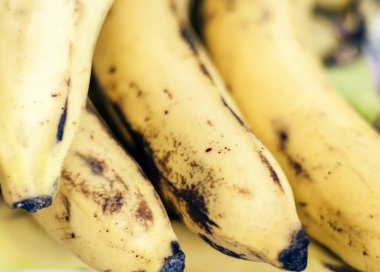 Taze olgun muz arka planı, vejetaryen konsepti..