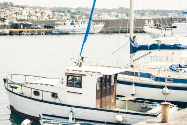 Acitrezza Limanı ve Kiklops adalarının yanında balıkçı tekneleri, Cata