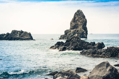 Acitrezza Kiklops 'un kayaları, Catania, Sicilya' daki deniz yığınları...