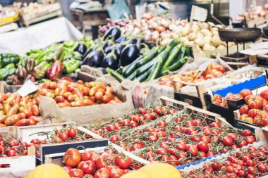 Meyve pazarında çeşitli renkli taze sebzeler, Catania, 