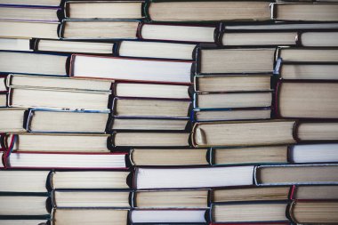 Eski kitap eğitimi konsepti yığını, bir sürü kitap yığını.