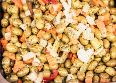 Meyve pazarında yeşil zeytin, Catania, Sicilya, İtalya.