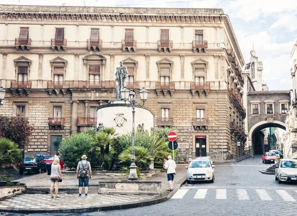 Mensen in de buurt van beroemde bezienswaardigheid, monument Vincenzo Bellini op historie — Stockfoto