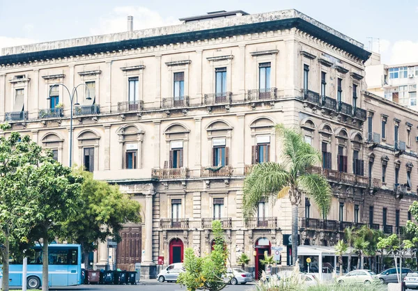 Arquitectura tradicional de Sicilia en Italia, calle histórica o — Foto de Stock