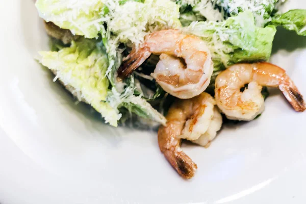 Σαλάτα Caesar με γαρίδες σε λευκό πιάτο στο εστιατόριο. — Φωτογραφία Αρχείου