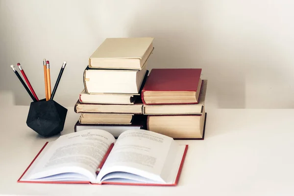 Montón de libros antiguos, libros de texto y lápices en el fondo de la oficina fo — Foto de Stock