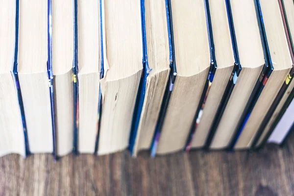 Montón de libros de educación de fondo, muchos libros pilas con copia — Foto de Stock