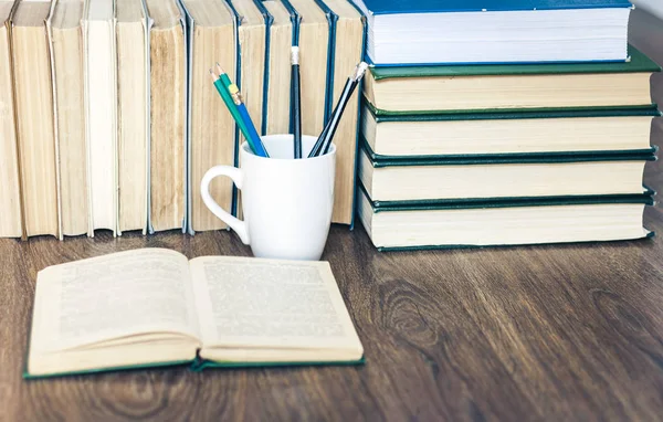 Montón de libros, lápices, libro abierto, gafas, fondo para educ — Foto de Stock