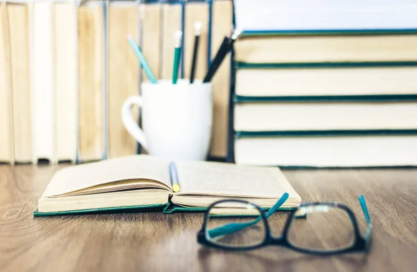 Könyvek, ceruzák, nyitott könyv, szemüveg, educ háttér — Stock Fotó