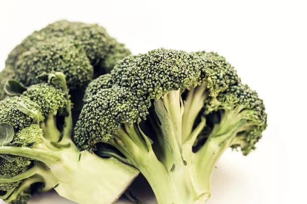 Brokoli segar diisolasi pada latar belakang putih dengan ruang fotokopi . — Stok Foto