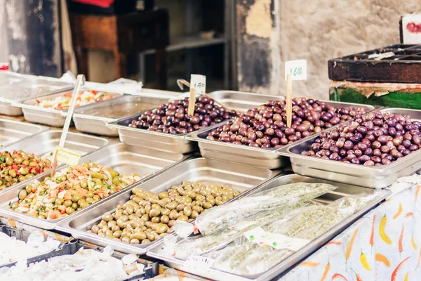 Olives vertes et noires sur le marché aux fruits, Catane, Sicile, Ita — Photo