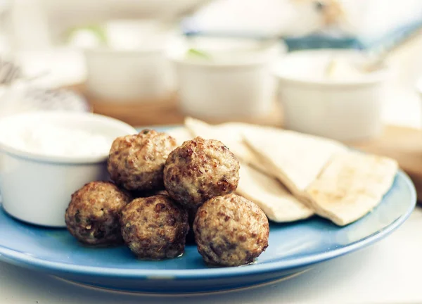 Daging cincang goreng dengan saus dan tortilla, tradisional lu Yunani — Stok Foto