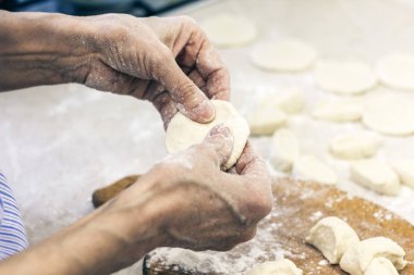 Hamur köftesi. Hamur ve lahana aşçının ellerinde..