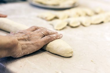 Dişi eller yoğurur, hamur işi yapar. .