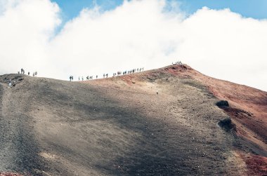 Etna Dağı 'nda yürüyen insanlar, doğu kıyısında aktif volkan...