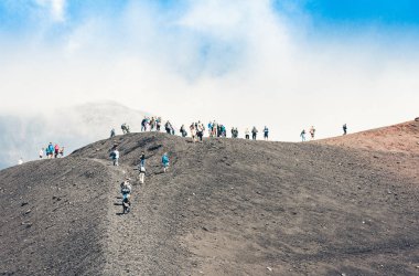 Catania, Sicilya 10 Ağustos 2018: Etn Dağı 'nda yürüyen insanlar