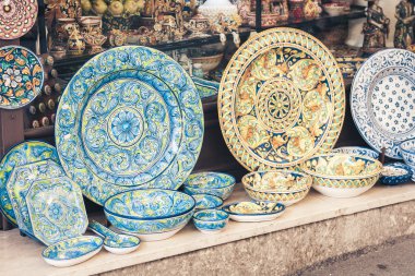 Taormina, Sicilya 'daki hediyelik eşya dükkanında dekoratif tabaklar.