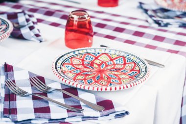 Sicilya, Catania 'daki kafenin terasında servis yapıyor., 