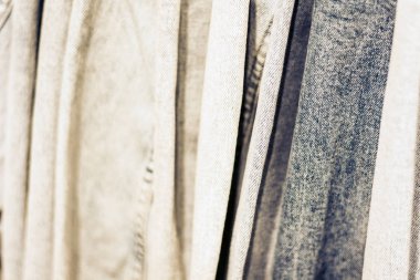 Kadın giyim mağazasındaki askıda Denim ceketleri.