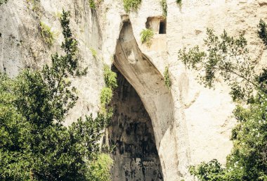 Dionysius 'un Kireçtaşı Mağarası Kulağı (Orecchio di Dionisio) unus ile
