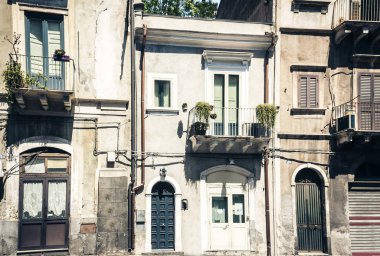 Giriş kapısı, Catania 'daki eski barok binanın ön cephesi, gelenek.