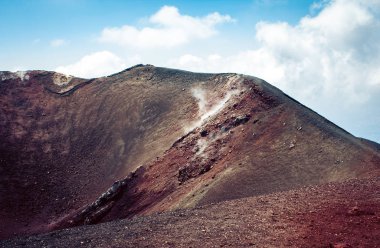 Etna Dağı, İtalya, Sicilya 'nın doğu kıyısında aktif volkan..