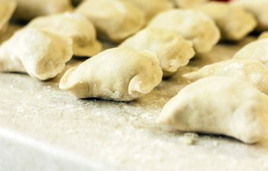 Hazırlamak, pişirmek, lahana ile ev yapımı hamur tatlısı yapmak..