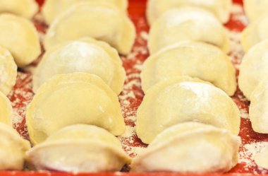 Hazırlamak, pişirmek, lahana ile ev yapımı hamur tatlısı yapmak..