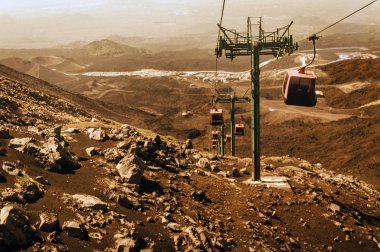 Asansörler turistleri gün doğumunda Etna Dağı, Catania, Sicil 'e götürüyor.