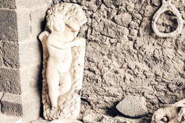 Bir müzedeki Castello Normann heykelinin parçaları ve kalıntıları.