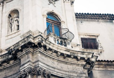 İtalya 'nın güzel şehri, eski katedralin ön cephesi, S.