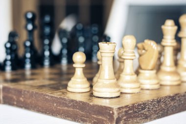 Eski iyi kullanılmış tahta satranç taşları satranç tahtasında, retro liderler